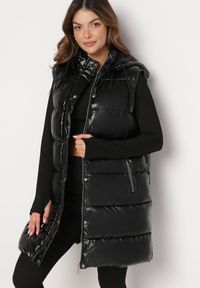 Born2be - Czarna Długa Kamizelka Pikowana z Kapturem Agelie. Typ kołnierza: kaptur. Kolor: czarny. Długość: długie. Wzór: aplikacja #1