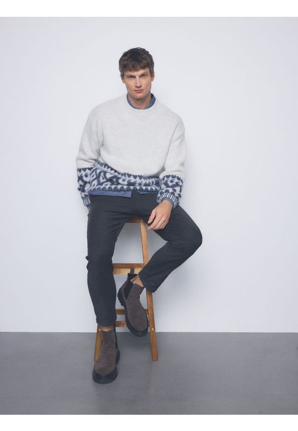 Reserved - Wzorzysty sweter z domieszką wełny - kremowy. Kolor: kremowy. Materiał: wełna