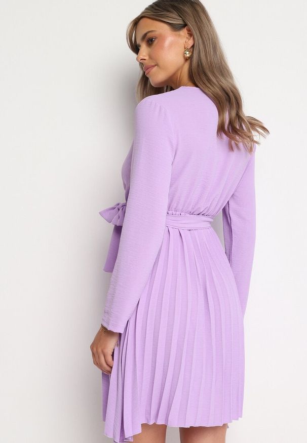 Born2be - Jasnofioletowa Sukienka Plisowana z Kopertowym Dekoltem i Paskiem Minesia. Kolor: fioletowy. Materiał: materiał. Typ sukienki: kopertowe. Styl: elegancki