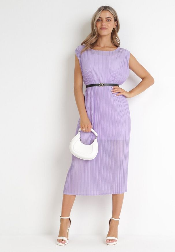 Born2be - Fioletowa Plisowana Sukienka Midi z Paskiem z Imitacji Skóry Sharia. Kolor: fioletowy. Materiał: skóra. Długość rękawa: bez rękawów. Styl: elegancki. Długość: midi