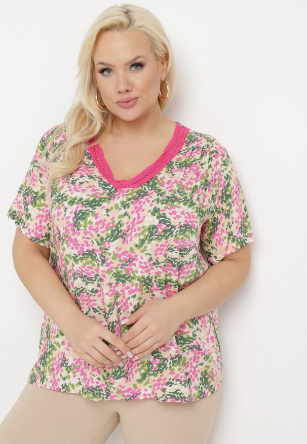 Born2be - Różowo-Zielona Wiskozowa Bluzka z Krótkim Rękawem i Dekoltem Typu V-Neck Natloza. Kolor: różowy. Materiał: wiskoza. Długość rękawa: krótki rękaw. Długość: krótkie