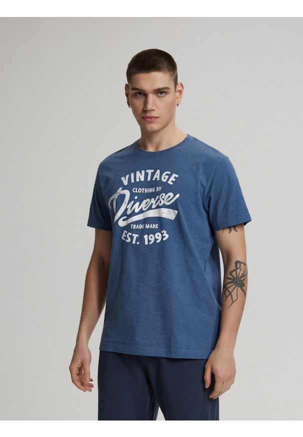 Diverse - T-shirt męski z nadrukiem ASSAJ VII S1816 - granatowy. Kolor: niebieski. Materiał: poliester, bawełna. Wzór: nadruk