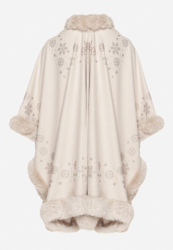 Born2be - Jasnobeżowe Ponczo z Wełną Ozdobione Futerkiem i Wzorami z Cyrkonii Issalla. Okazja: na spacer, na co dzień. Kolor: beżowy. Materiał: wełna, futro. Wzór: aplikacja. Styl: casual, elegancki, klasyczny