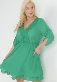 Born2be - Zielona Rozkloszowana Sukienka Mini z Ozdobnym Dekoltem i Gumką w Pasie Braely. Kolor: zielony. Materiał: guma, jeans. Długość rękawa: krótki rękaw. Wzór: aplikacja. Styl: elegancki. Długość: mini