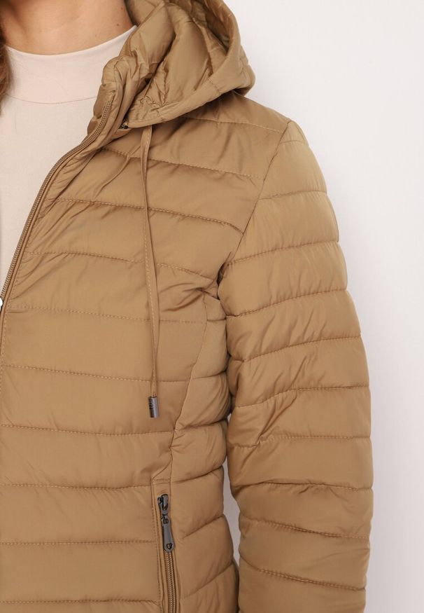 Born2be - Ciemnobeżowa Pikowana Kurtka z Kapturem i Sznurkami Miviana. Okazja: na spacer. Typ kołnierza: kaptur. Kolor: beżowy. Materiał: jeans. Długość rękawa: długi rękaw. Długość: długie