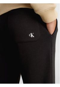 Calvin Klein Jeans Spodnie dresowe Logo IU0IU00604 Czarny Regular Fit. Kolor: czarny. Materiał: bawełna #5