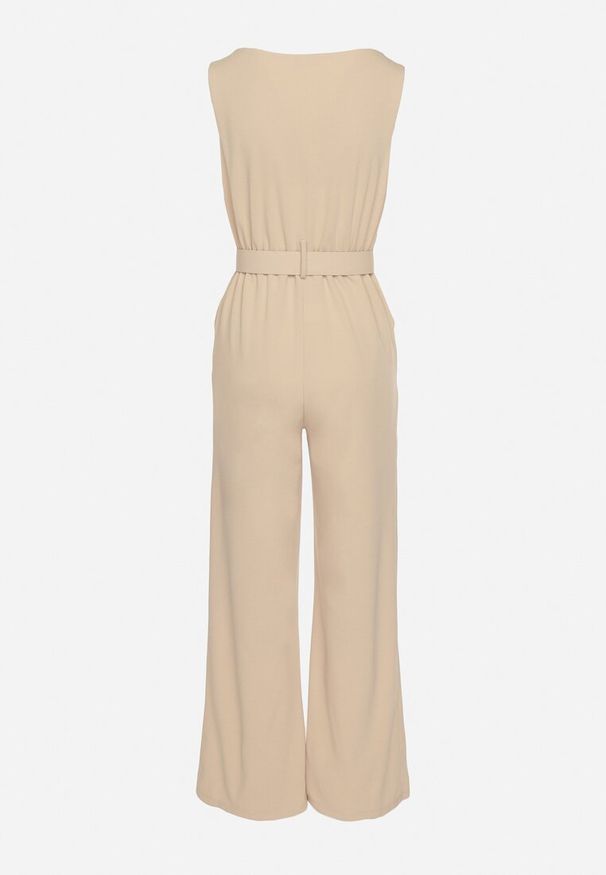 Born2be - Beżowy Kombinezon z Wywijanym Dekoltem w Łódkę i Paskiem z Klamrą Galithiela. Okazja: na co dzień. Kolor: beżowy. Wzór: aplikacja. Styl: klasyczny, casual, elegancki