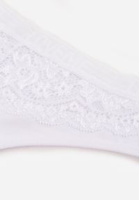 Born2be - Białe Majtki Stringi z Bawełną Ozdobione Koronką Thelanthe. Kolor: biały. Materiał: bawełna, koronka. Wzór: aplikacja, koronka #2