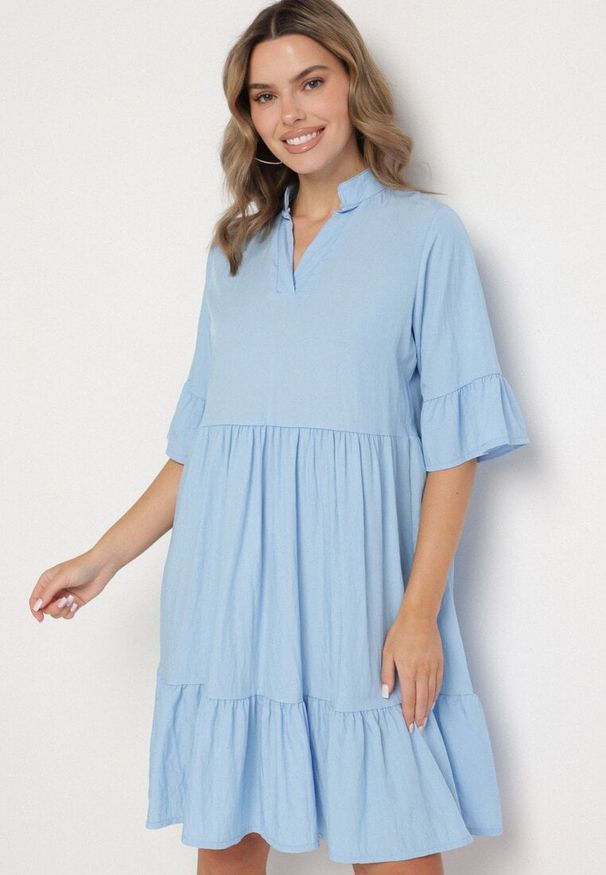 Born2be - Jasnoniebieska Sukienka Rozkloszowana z Wiskozą Ozdobiona Falbanami Eviriane. Okazja: na co dzień. Typ kołnierza: dekolt w serek. Kolor: niebieski. Materiał: wiskoza. Wzór: aplikacja. Typ sukienki: proste. Styl: casual