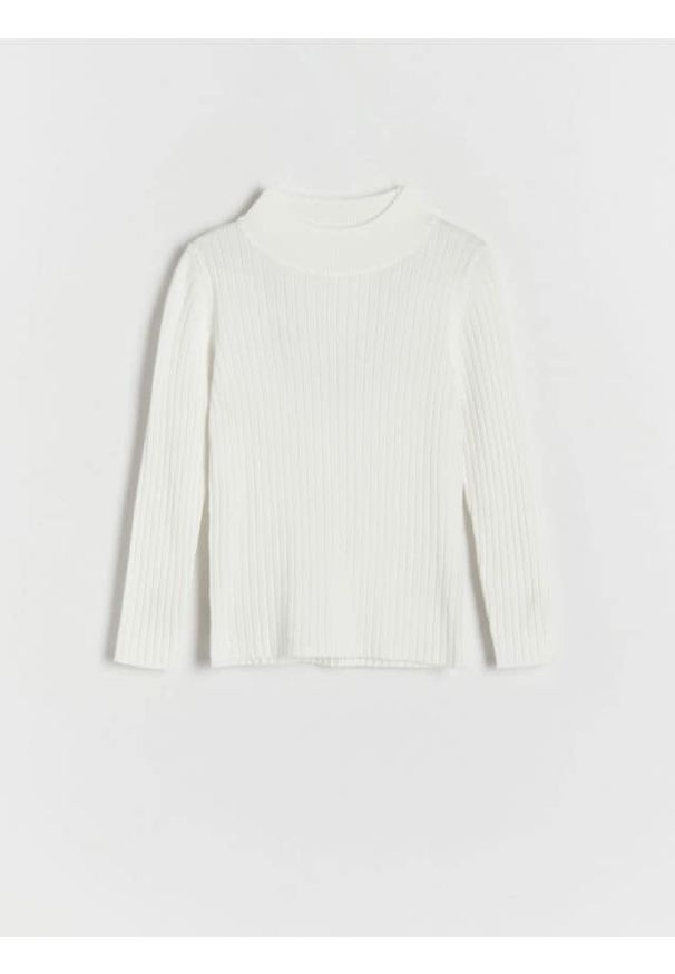 Reserved - Sweter w prążek - złamana biel. Materiał: dzianina, wiskoza. Wzór: prążki