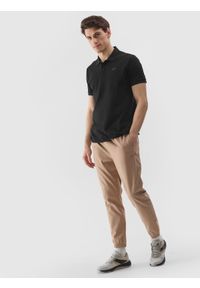 4f - Spodnie casual joggery męskie - beżowe. Kolor: beżowy. Materiał: elastan, bawełna, tkanina, materiał. Wzór: jednolity