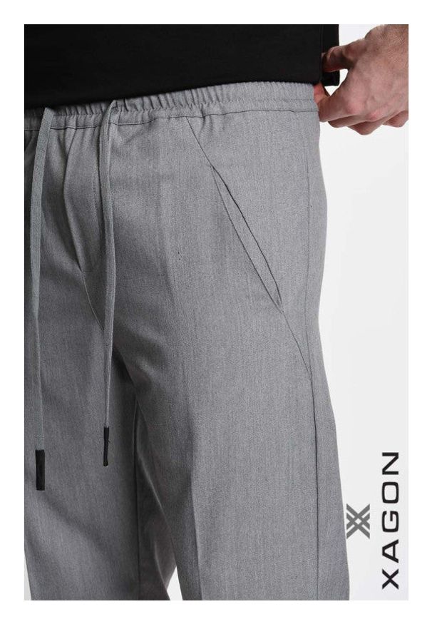 Xagon Man Spodnie | P26032 ZXAG92 | Mężczyzna | Szary. Okazja: na co dzień. Kolor: szary. Materiał: poliester, elastan, wiskoza. Długość: długie. Styl: casual, sportowy, elegancki, klasyczny