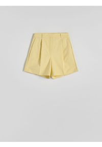 Reserved - Szorty z kantem - jasnożółty. Kolor: żółty. Materiał: tkanina, wiskoza #1