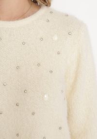 Born2be - Beżowy Sweter z Dłuższym Włosiem i Kryształkami Hennilla. Kolekcja: plus size. Kolor: beżowy. Materiał: dzianina. Długość rękawa: długi rękaw. Długość: długie #3