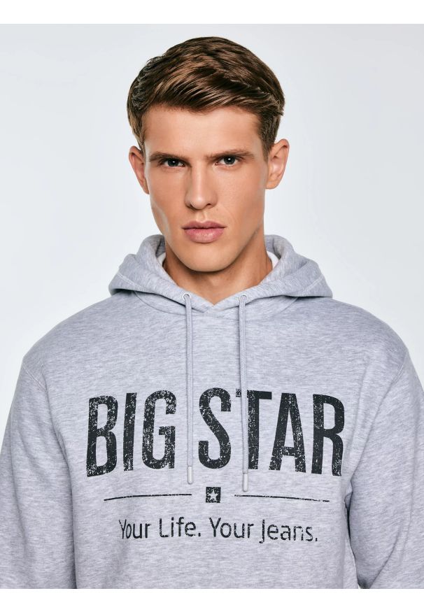 Big-Star - Bluza męska z kapturem z logo BIG STAR szara Ashlyno 901. Typ kołnierza: kaptur. Kolor: szary. Materiał: dzianina, dresówka. Wzór: nadruk