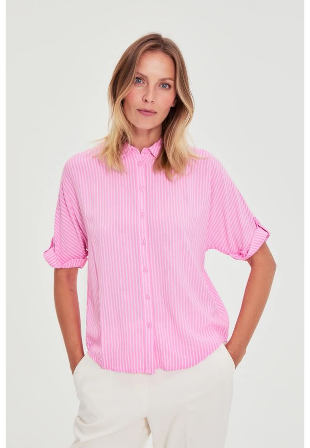 MOODO - Koszula w paski różowa. Kolor: różowy. Materiał: wiskoza. Wzór: paski
