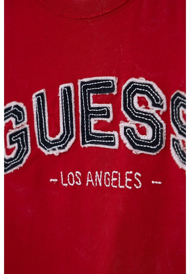 Guess T-shirt dziecięcy kolor czerwony z aplikacją. Okazja: na co dzień. Kolor: czerwony. Materiał: dzianina. Wzór: aplikacja. Styl: casual