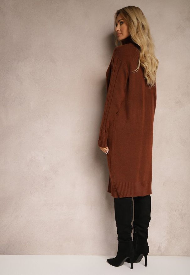 Renee - Brązowa Sweterkowa Sukienka z Wełną Bawełną i Golfem o Pudełkowym Kroju z Ozdobnym Splotem Tereon. Okazja: na co dzień. Typ kołnierza: golf. Kolor: brązowy. Materiał: wełna, bawełna. Wzór: ze splotem. Typ sukienki: proste. Styl: casual