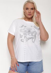Born2be - Biały Ażurowy T-shirt z Bawełną Ozdobiony Cyrkoniami Deviana. Okazja: na co dzień. Kolor: biały. Materiał: bawełna. Wzór: ażurowy, aplikacja. Sezon: lato. Styl: casual, elegancki, wizytowy #6