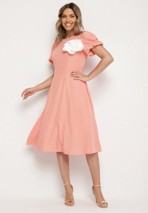 Born2be - Różowa Sukienka Vices o Rozkloszowanym Kroju z Odpinanym Kwiatem 3D Rallarea. Kolor: różowy. Wzór: kwiaty. Sezon: wiosna, lato