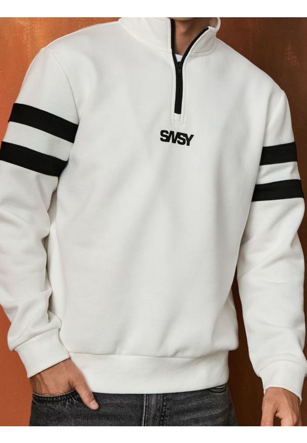 Sinsay - Dresowa bluza ze stójką - kremowy. Typ kołnierza: kołnierzyk stójkowy. Kolor: kremowy. Materiał: dresówka