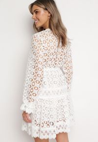 Born2be - Biała Sukienka Mellathe. Kolor: biały. Materiał: koronka, materiał. Długość rękawa: długi rękaw. Wzór: aplikacja, ażurowy. Styl: wizytowy. Długość: mini #5