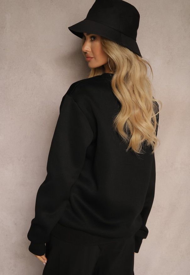 Renee - Czarna Bluza z Bawełną i Polarem Ozdobiona Haftowanym Napisem Radela. Kolor: czarny. Materiał: polar, bawełna. Długość rękawa: długi rękaw. Długość: długie. Wzór: napisy, haft, aplikacja. Styl: elegancki, klasyczny