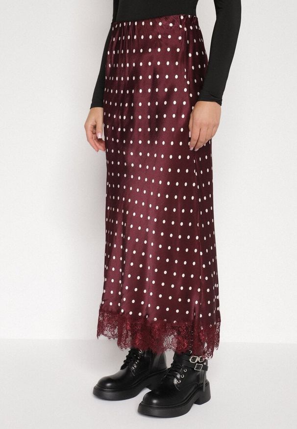 Born2be - Bordowa Wiskozowa Spódnica z Wysokim Stanem w Kropki z Koronką Monivesa. Okazja: na co dzień. Stan: podwyższony. Kolor: czerwony. Materiał: wiskoza, koronka. Wzór: kropki, koronka. Styl: casual, elegancki