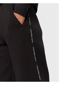 Calvin Klein Jeans Spodnie dresowe J20J220962 Czarny Regular Fit. Kolor: czarny. Materiał: bawełna, syntetyk #4