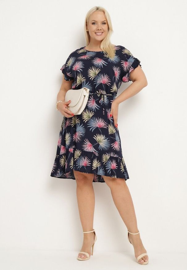 Born2be - Granatowo-Różowa Bawełniana Sukienka z Florystycznym Motywem i Wiązaniem w Talii Rissani. Okazja: na randkę. Kolor: niebieski. Materiał: bawełna. Sezon: lato