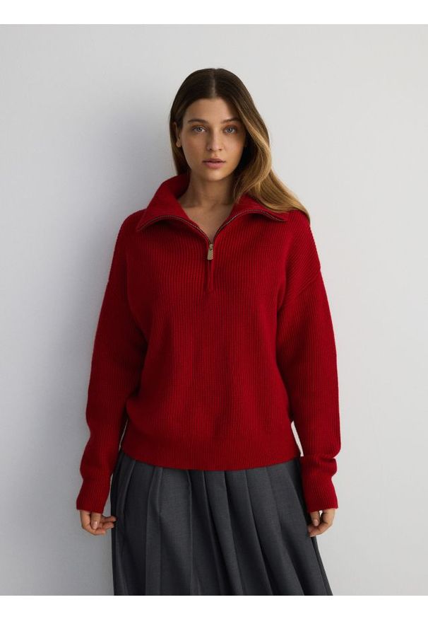 Reserved - Sweter z rozpinanym golfem - czerwony. Typ kołnierza: golf. Kolor: czerwony. Materiał: wiskoza, dzianina, prążkowany