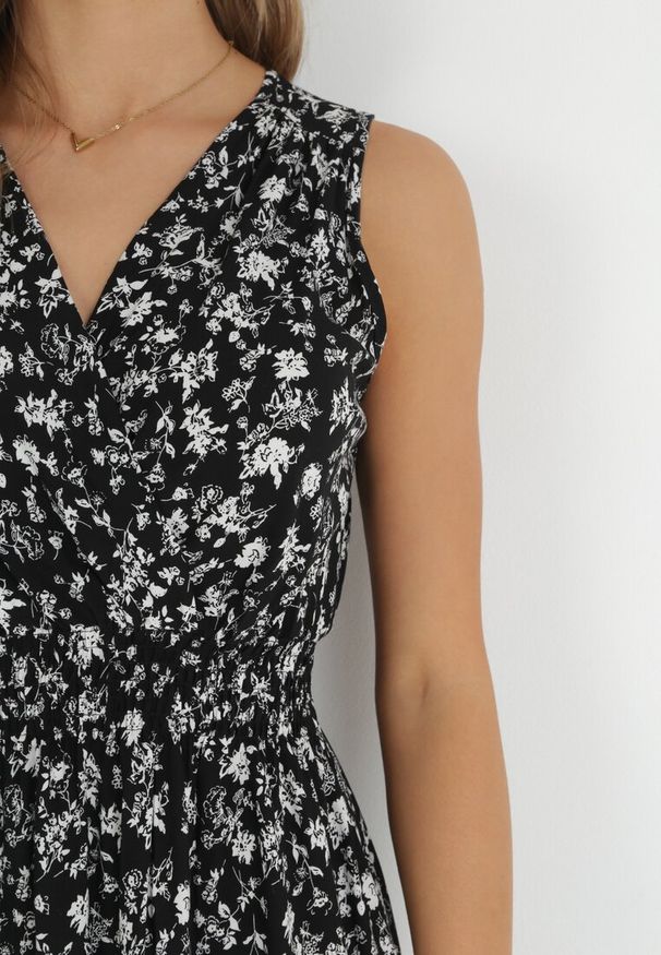 Born2be - Czarna Sukienka z Wiskozy Marszczoną Gumką w Pasie i Kopertowym Dekoltem Nivih. Kolor: czarny. Materiał: wiskoza. Długość rękawa: bez rękawów. Typ sukienki: kopertowe