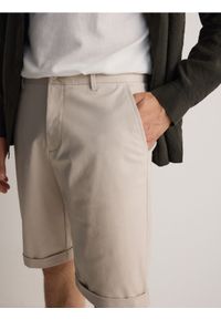 Reserved - Szorty slim fit - beżowy. Kolor: beżowy. Materiał: tkanina, bawełna