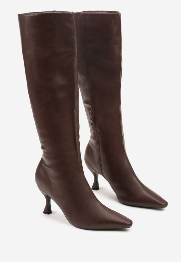 Born2be - Ciemnobrązowe Kozaki Vices na Kaczuszce z Marszczoną Cholewką Miozea. Okazja: na co dzień, do pracy, na spotkanie biznesowe. Kolor: brązowy. Materiał: jeans. Szerokość cholewki: normalna. Obcas: na szpilce. Styl: biznesowy, casual, elegancki. Wysokość obcasa: średni