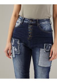 Unisono - Spodnie jeansy. Materiał: jeans. Wzór: aplikacja. Styl: klasyczny