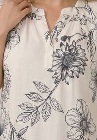 Born2be - Granatowo-Biała Sukienka z Wiskozy o Pudełkowym Kroju w Kwiatowy Print Reninca. Okazja: na co dzień. Kolekcja: plus size. Kolor: niebieski. Materiał: wiskoza. Wzór: nadruk, kwiaty. Sezon: lato. Typ sukienki: proste, dla puszystych. Styl: casual #5