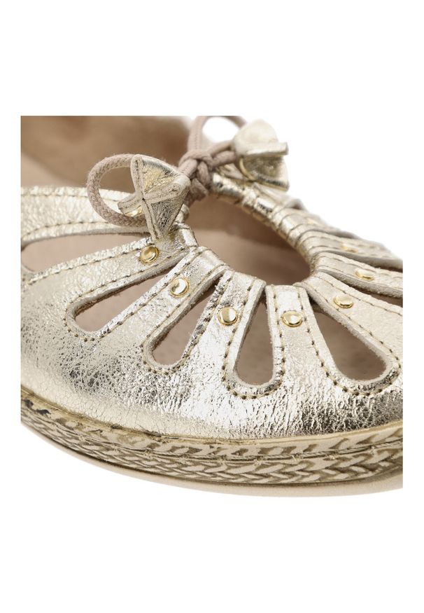 Złote Baleriny Armodo Modne Obuwie Damskie. Kolor: złoty. Materiał: skóra. Szerokość cholewki: normalna. Sezon: lato