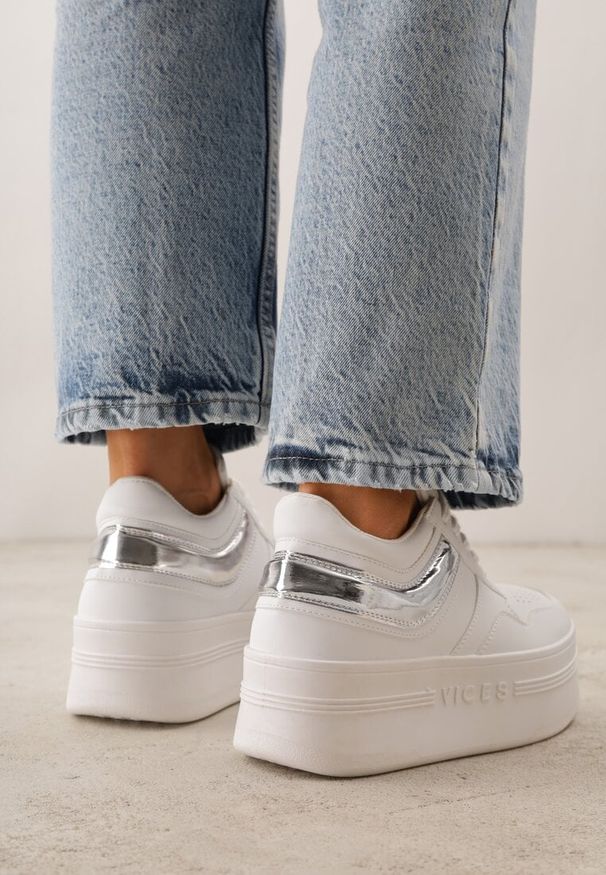 Renee - Biało-Srebrne Sneakersy VICES na Platformie Ozdobione Tłoczonym Napisem Berolla. Okazja: na co dzień. Kolor: biały. Materiał: dresówka. Wzór: aplikacja, napisy. Obcas: na platformie