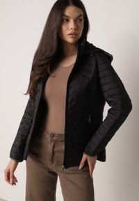 Born2be - Czarna Pikowana Kurtka Przejściowa z Ozdobną Lamówką przy Kapturze Tidorna. Okazja: na spacer, na co dzień. Kolor: czarny. Materiał: poliester, jeans. Styl: casual, elegancki #1
