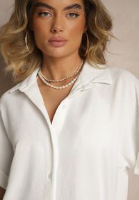 Renee - Biała Koszula o Kroju Oversize Natressa. Okazja: na co dzień, na spotkanie biznesowe. Typ kołnierza: kołnierzyk klasyczny. Kolor: biały. Materiał: jeans. Wzór: aplikacja. Styl: biznesowy, klasyczny, casual #5