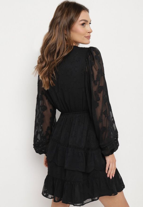 Born2be - Czarna Sukienka Boho z Gumką w Pasie i Błyszczącą Nitką Gavissa. Kolor: czarny. Styl: boho