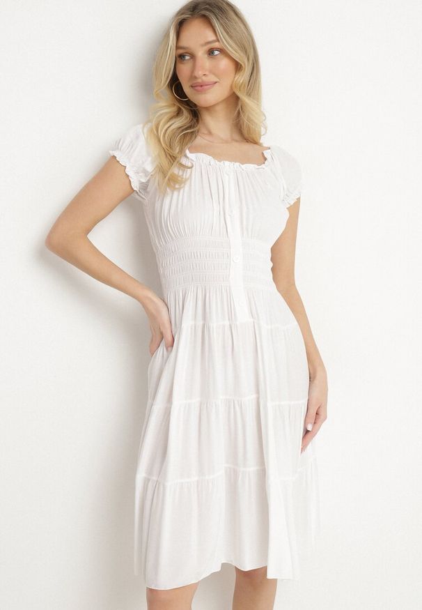 Born2be - Biała Bawełniana Rozkloszowana Sukienka z Guzikami i Bufiastymi Rękawami Annivi. Okazja: na co dzień. Kolor: biały. Materiał: bawełna. Styl: casual, klasyczny, elegancki