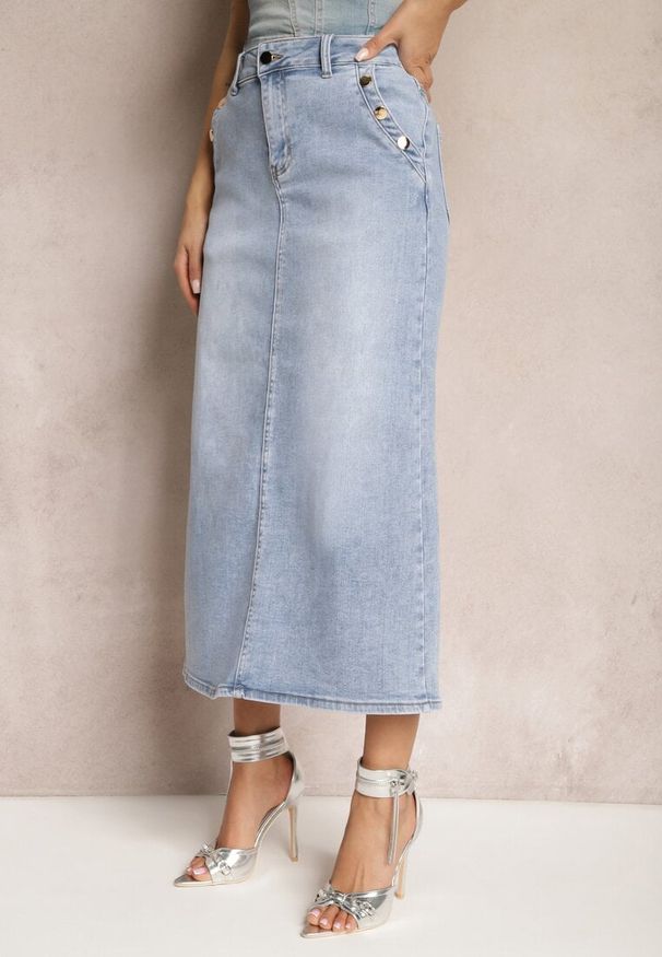 Renee - Jasnoniebieska Jeansowa Spódnica High Waist z Nitami Przy Kieszeniach Nellajoy. Okazja: na co dzień. Stan: podwyższony. Kolor: niebieski. Materiał: jeans. Styl: elegancki, casual, rockowy