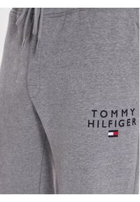 TOMMY HILFIGER - Tommy Hilfiger Spodnie dresowe UM0UM02880 Szary Regular Fit. Kolor: szary. Materiał: bawełna, syntetyk #4