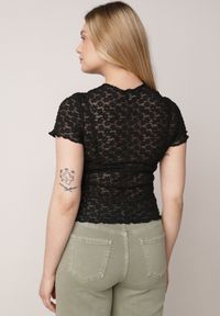 Born2be - Czarna Koronkowa Bluzka o Dopasowanym Kroju z Krótkim Rękawem Noessa. Okazja: na co dzień, do pracy, na spotkanie biznesowe. Kolor: czarny. Materiał: koronka. Długość rękawa: krótki rękaw. Długość: krótkie. Wzór: koronka. Styl: klasyczny, casual, biznesowy, elegancki #7