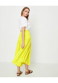VALENTINO - Żółta plisowana spódnica VLogo. Stan: podwyższony. Kolor: żółty. Materiał: materiał. Wzór: aplikacja #6