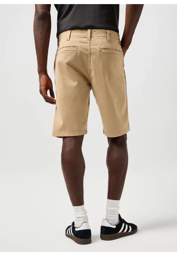 Wrangler - MESKIE SPODENKI WRANGLER CHINO SHORT PLAZA TAUPE 112362349. Okazja: na co dzień. Materiał: skóra, len, materiał, elastan, bawełna. Długość: do kolan. Sezon: lato. Styl: casual, klasyczny