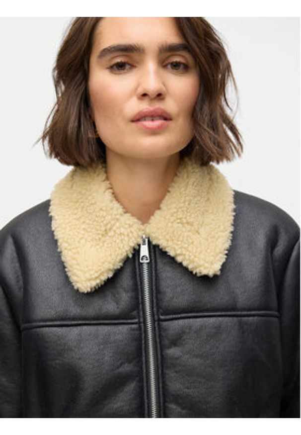 Vero Moda Kurtka z imitacji skóry Kay 10310165 Czarny Regular Fit. Kolor: czarny. Materiał: skóra