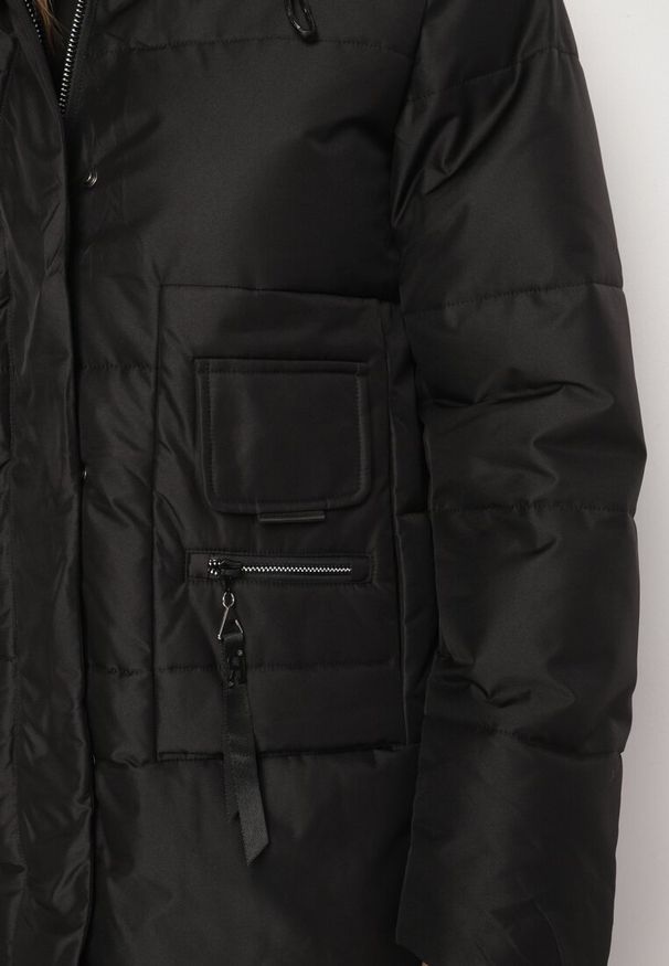 Born2be - Czarna Pikowana Kurtka z Kapturem Wysokim Kołnierzem i Kieszeniami Zeririna. Okazja: na spacer, na co dzień. Typ kołnierza: kaptur. Kolekcja: plus size. Kolor: czarny. Materiał: jeans. Styl: elegancki, casual