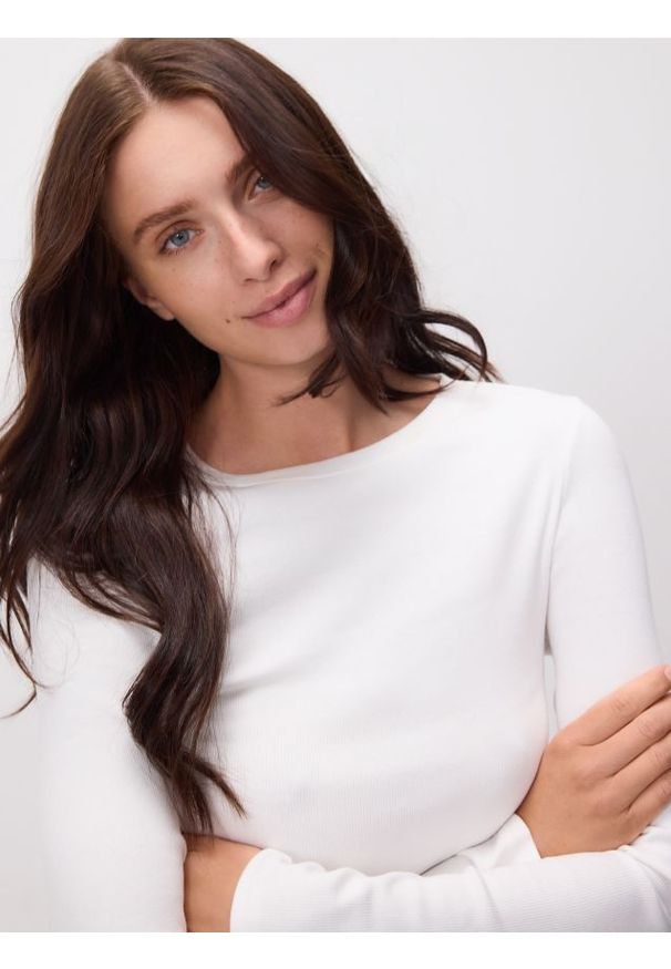 Reserved - Prążkowany longsleeve - biały. Kolor: biały. Materiał: prążkowany. Długość rękawa: długi rękaw